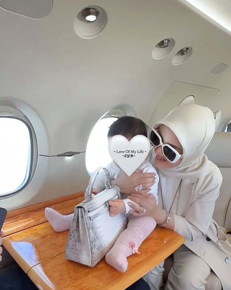 Potret Syahrini dan Baby Mochi